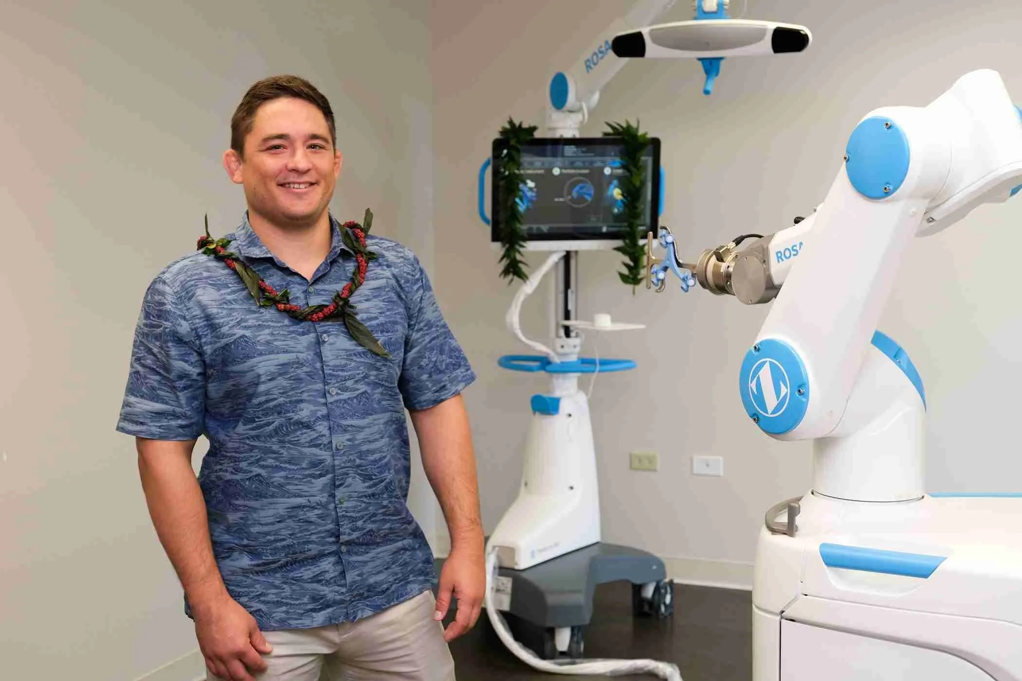 Dr. Paul Morton with the ROSA robotic-assisted surgical system at Pacific Bone & Joint in Hawai‘i